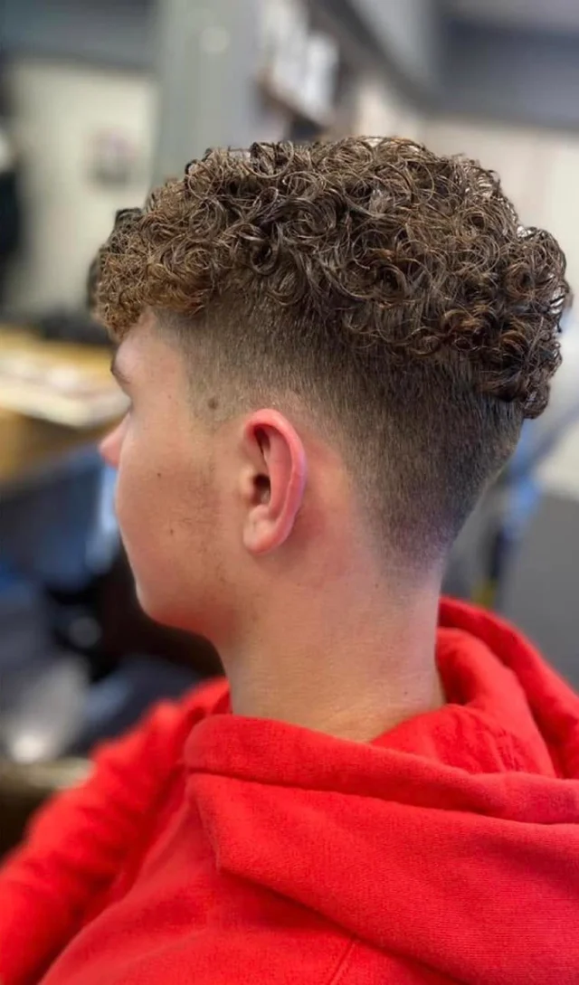 Coupe après dégradé sur cheveux bouclés réalisée à l'Atelier des couleurs, Saint-Pol-sur-Mer