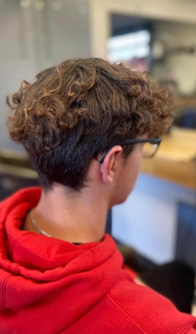Coupe avant dégradé sur cheveux bouclés, Atelier des couleurs à Saint-Pol-sur-Mer